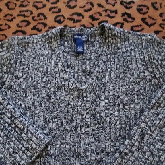 Black and white Sweater - Picture 2 of 3